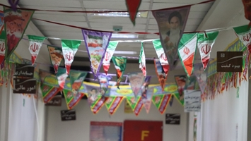 آذین‌بندی راهروی اداری بیمارستان به مناسبت نیمه شعبان و سالروز پیروزی انقلاب اسلامی