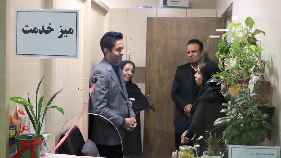 بازدید مدیر بیمارستان ضیائیان از واحد میز خدمت بیماران