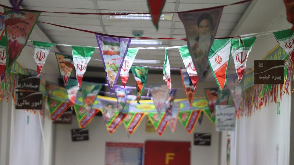 آذین‌بندی راهروی اداری بیمارستان به مناسبت نیمه شعبان و سالروز پیروزی انقلاب اسلامی